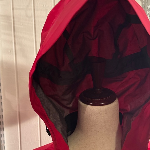 Arc’teryx Women’s Beta LT Jacket – GORE-TEX Pro - Picture 4 of 16